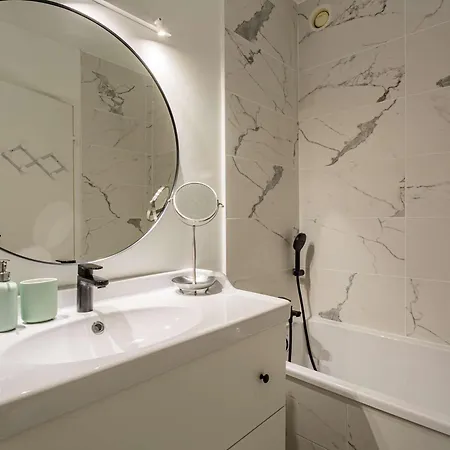 Moderne En Centre-ville Avec Balcon Et Parking A 400m De La - Fr-1-4-693 Apartment